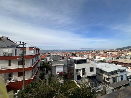 Urla Zeytinalanı Merkezi Lokasyonda Deniz Manzaralı Daire
