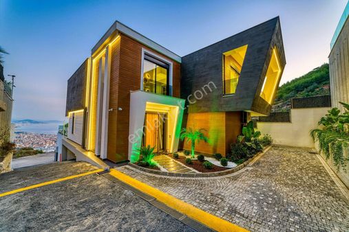 Luxurious 4+1 Villa With Stunning Castle And Sea Views İn Alanya