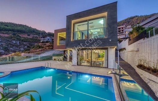 Alanya Tepe Mah. Lüks Eşyalı Deniz Doğa Ve Kale Manzaralı Villa
