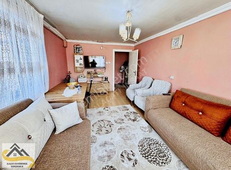 Alaçatı Dan Esentepe Mah'nde Hisseli 3. Kat 70 M2 1+1 99 Yapımı