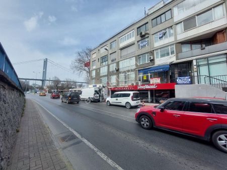 Üsküdar Beylerbeyinde Cadde Üzerinde Mükemmel Lokasyonda Boş Dük