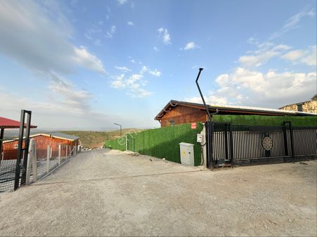 Evli Hobi Bahçesi Elektrik Su Aktif Klit Taşı Tel Örgü Kapı Çim Halı Kaplamalı Manzaralı Hobi Evi