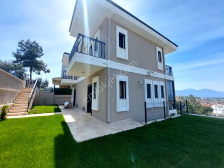 **rs Netten** Kuşadası Soğucakta 3+1 Müstakil Satılık Villa