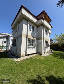 Servergazi'de 510 M² Köşe Arsa İçinde 3 Katlı Müstakil Ev