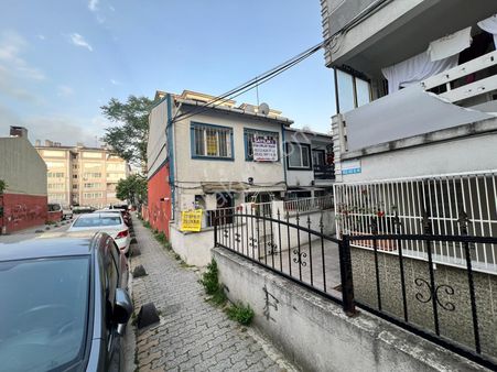 Seba'dan Sefaköy Merkezde Satılık 3.katlı Müstakil Bina 110m2