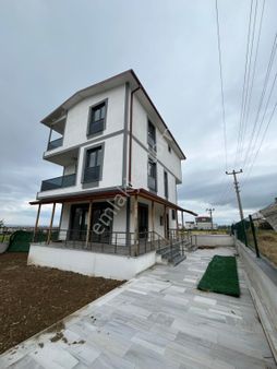 Ata Gayrimenkul'den Verandalı 5+1 Geniş Oturumlu Satılık Villa