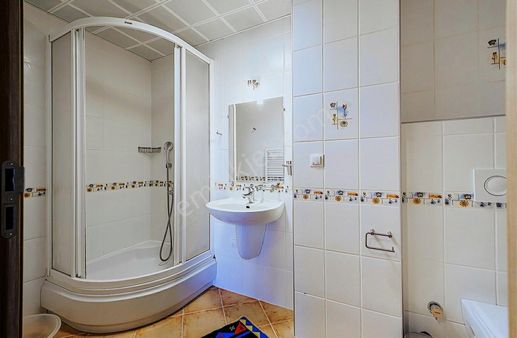 Konut+ticari İmarlı,1000m2 Kapalı Alanlı Komple Bina +475m2 Arsa