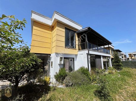 Toprak Gayrimenkul'den Acil**ambardere'de 3+1 Otoparklı Villa!