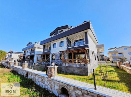 Narlı'da Deniz Manzaralı 4+1 Tripleks Villa