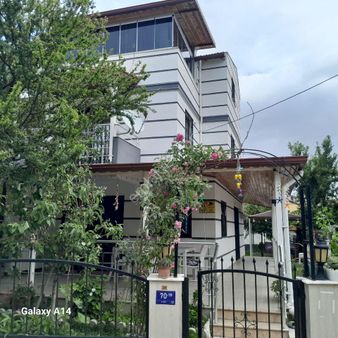 Kuşadası Sahil Sitelerınde Yesıllıkler Icınde Full Esyalı Cok Bakımlı Villamız Satılıktır.