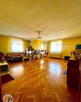 Küçükçekmece Cennet Yürüyüş Yolunda Satılık Ara Kat Geniş Daire