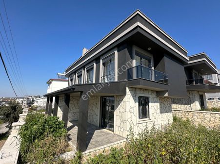 Seferihisar Akarca Deniz Tarafında 3+1 Satılık Ultra Lüks Villa