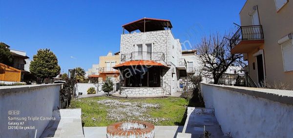 Çandarlı Olgu Sitesinde Komple Yenilenmiş Eşyalı Villa