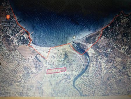 Dikili Bademlide 7657 M2 Denize Çok Yakın Tarla Satılık