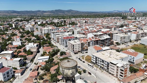 Zeki Emlak'tan Muradiye'de Satılık 2+1 Ara Kat Köşe Daire