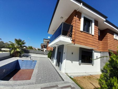 Kuşadası Davutlar Bölgesinde Müstakil Özel Havuzlu 4+1 Villa