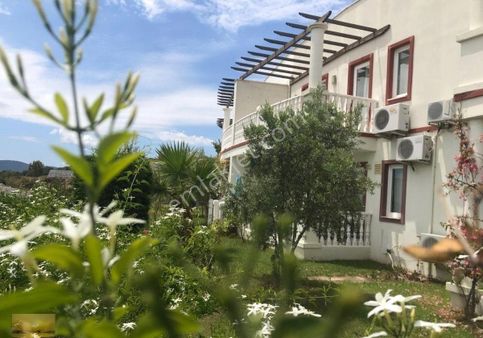 Büyük Köşe Bahçeli Satılık Ev Kumsal Plaja Yakın Sitede Plaj İmkanlı