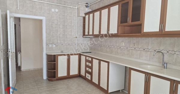 Tuğba Emlak'tan Çukurambar'da Kullanışlı 3+1