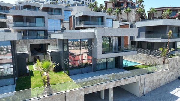 Kuşadası Kadınlar Denizi’nde Full Deniz Manzaralı K.otoparklı 4+1 Villalar