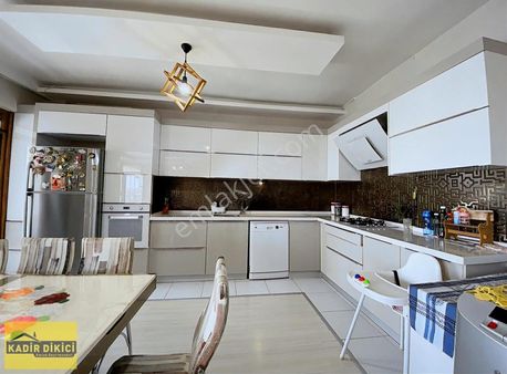 Kadir Dikici'den Beyşehir Caddesinde Site İçi Satılık 4+1 Daire