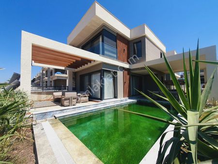 Kuşadası Karaova Mh’de Satılık Lüks Kapalı Otoparklı,özel Havuzlu 4+1 Villa