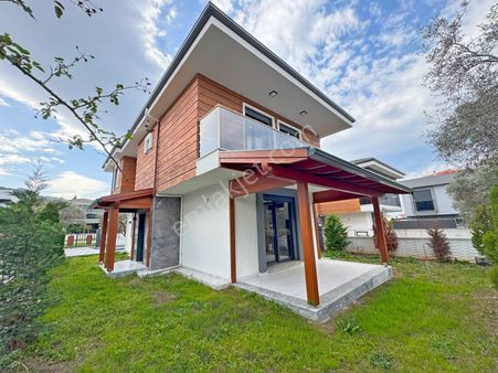 Kuşadası Davutlarda 320 M2 Arsa İçinde Havuzlu 4+1 Sıfır Villa