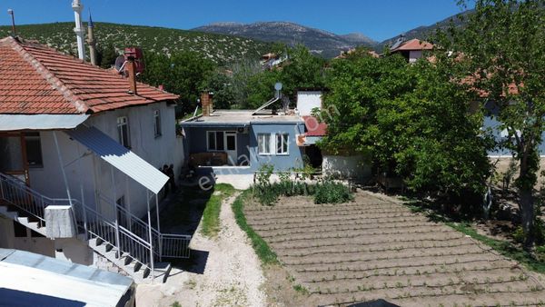 Korkuteli Yeltende Satılık Tek Katlı 120 M2 Ev Ve 883 M2 Bahçesi Satılıktır