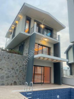Kuşadası Davutlar Bölgesinde Deniz Manzaralı Özel Havuzlu 3+2 Villa