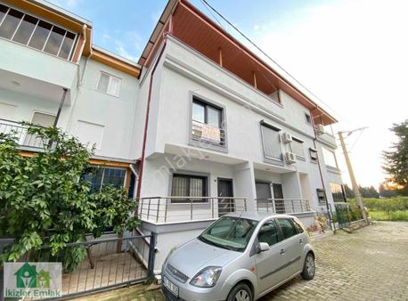 Ürkmez Merkez'de Denize Çok Yakın Satılık Ayrı Mutfak 3+1 Villa