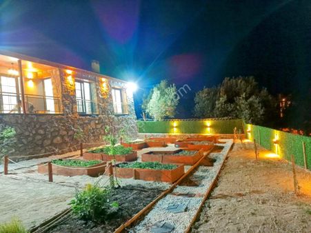 Acill Manisa Şehzadeler Kaleköy'de 430 M2 Arsa İçerisinde Süper Müstakil Taş Ev