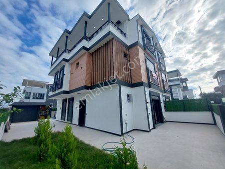 Didim Efeler'de 4+1 Ayrı Mutfaklı, Giyinme Odalı Havuzlu Otoparklı Villa