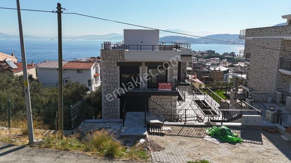 Satılık Yeni Foça Burunucu'nda Şahane Fourlex Villa