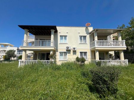 Adabükü Fcc'de Özel Plajlı, Havuzlu Sitesinde 2+1 Kiralık Daire