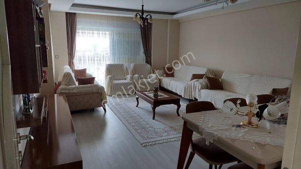 Site İçerisinde Yüzme Havuzlu Ebeveyn Banyolu Katta 3+1 Daire