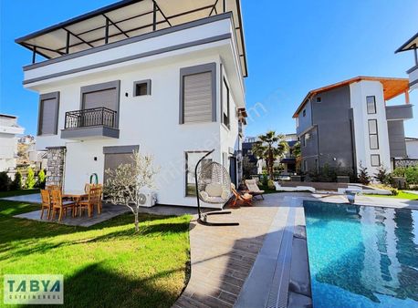 Sığacık'da Site İçerisinde Ful Eşyalı Havuzlu Tam Müstakil Villa