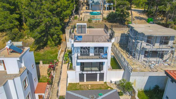 Kuşadası Soğucak'ta Deniz Manzaralı Satılık 3+2 Müstakil Villa