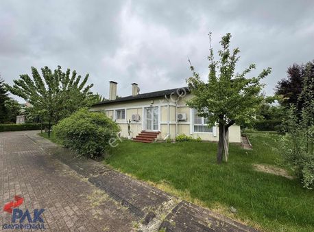 Sapanca'nın En Gözde Nezih Sitesinde Geniş Bahçeli Fırsat Villa