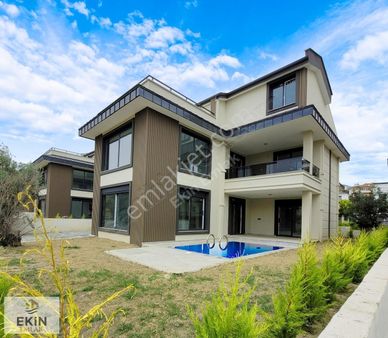 Güre Oteller Bölgesinde Havuzlu 5+1 Tripleks, 6m Tavan