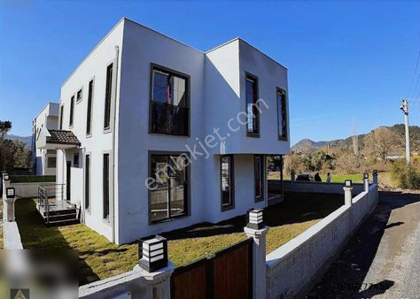 Cumhuriyet Mahallesinde 4+1 Havuzlu Müstakil Villa