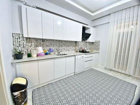 Karacaahmet'te Cadde Üzeri Cam Balkonlu Bakımlı Eksiksiz 2+1 Daire