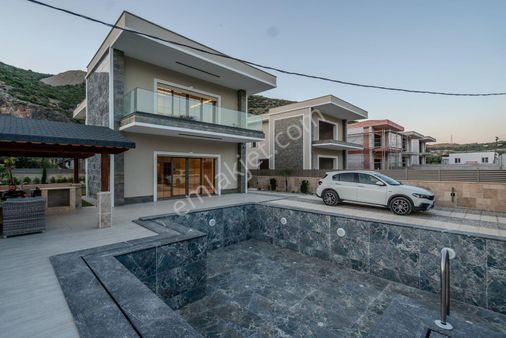 Yavansu Mahallesi'nde Denize Yakın Müstakil Özel Havuzlu Satılık Villa