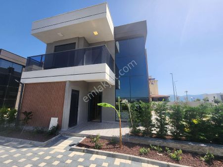 Özel Havuzlu 4+1 Geniş Bahçeli Satılık Sıfır Villa