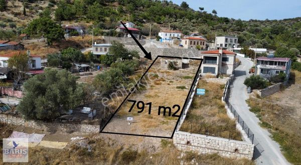 Mordoğan Köyünde İçinde Eski Ev Bulunan Satılık Arsa