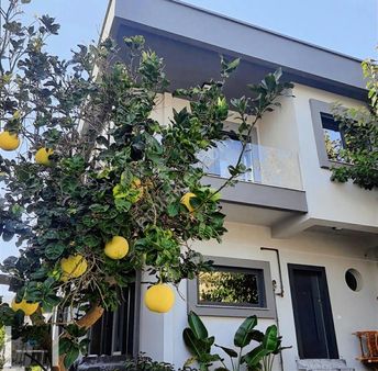 Çeşmealtında Denize Sıfır Satılık Villa Havuzlu