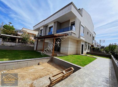 Global'den Geniş Bahçeli Otoparklı Denize Yakın Yazlık