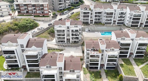 Halitpaşa'da 5+1 Deniz Manzaralı Havuzlu Teraslı Daire