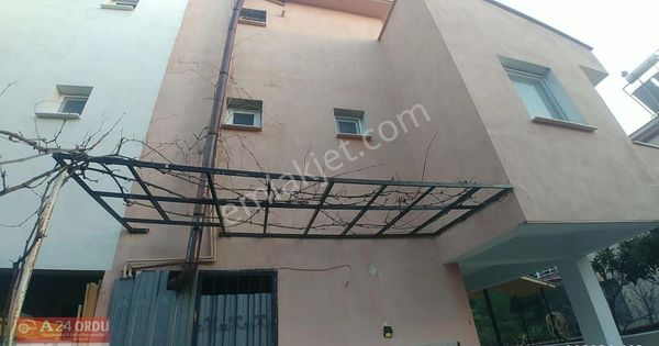 14 Evler Hava Kuv.ve Merkez Bankası Yanında,kaloriferli,5+1,manzaralı,büyük Bahçeli,13 Yaşında Villa