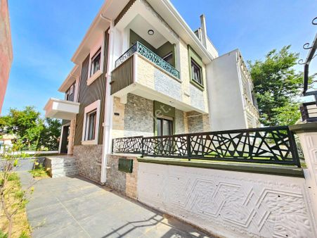 ▶ ▶ Akçay Körfez'den Tasarımı İle Dikkat Çeken Geniş Bahçeli 3+1 Villa