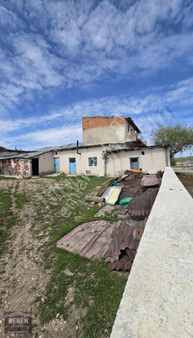 Ahırlar Bölgesinde Kullanıma Hazır Ahır Ve Çoban Evi