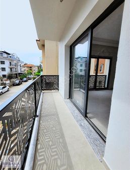 Sahil Bandına 200m Mesafede Satılık Ara Kat Köşe Daire